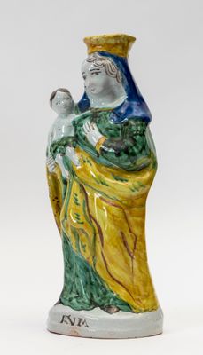 une image représentant une figurine en céramique représentant une femme tenant un enfant dans ses bras