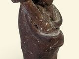 statue d'une femme tenant un enfant dans ses bras