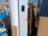 un chauffe-eau blanc qui se trouve dans un carton