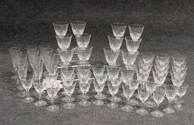 un grand nombre de verres à vin posés sur une table
