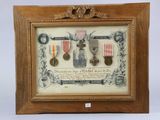 une vieille photo encadrée représentant des médailles, ainsi que des médailles exposées dans un cadre en bois