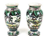 deux vases posés côte à côte sur une surface blanche
