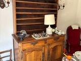 Il y a beaucoup d'assiettes et de tasses sur la table dans cette pièce.