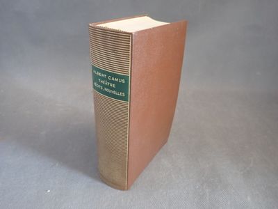 un livre posé sur une table