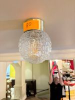 2 Plafonniers globe en verre, base couleur or, verre strié t… (photo 2)