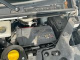 un moteur de voiture avec le capot ouvert et la batterie à l'intérieur du véhicule