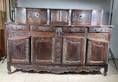 une grande armoire en bois dotée de nombreux tiroirs