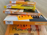 trois paquets de cigarettes posés les uns à côté des autres sur une table
