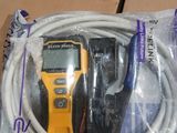 un thermomètre numérique jaune et noir dans son emballage