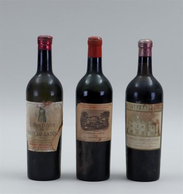 trois bouteilles de vin sont alignées sur une surface blanche