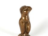 une statue en bronze représentant un oiseau sur un fond blanc