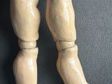 gros plan d'une figurine sur une table