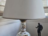 une lampe posée sur une table devant une fenêtre