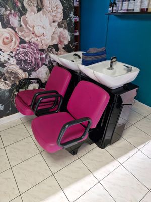 Deux bacs à shampoing avec éviers en céramique blanche et de…