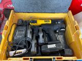 une boîte jaune contenant des outils, posée sur une table