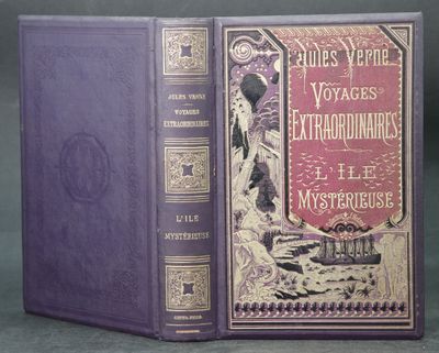 un vieux livre à la couverture violette posé sur une table