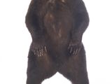 une statue représentant un ours debout sur ses pattes arrière