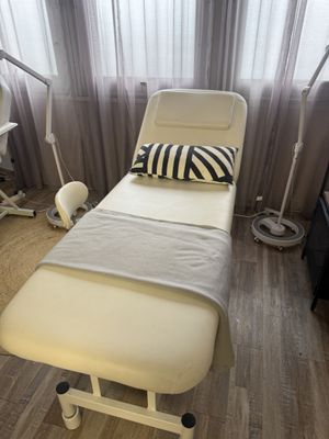 Deux tables de massage en skai beige