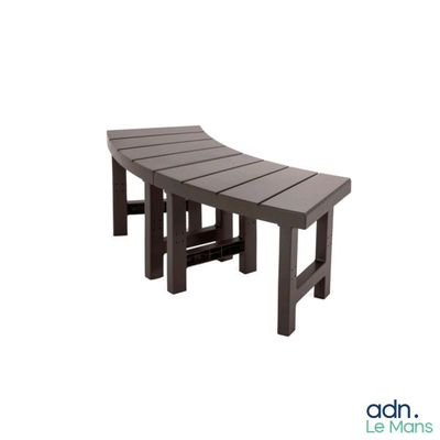 un banc en bois posé sur un fond blanc