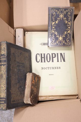 Lot de 4 cartons dont livres d’art, musique, reliure 19° almanach...