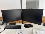 deux écrans d'ordinateur placés l'un à côté de l'autre sur un bureau