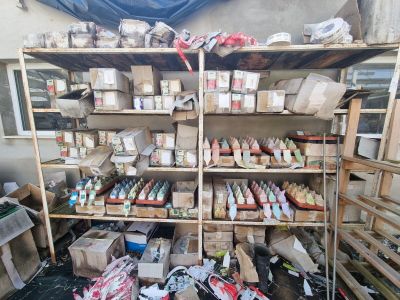 de nombreux pots de peinture sur les étagères de la pièce