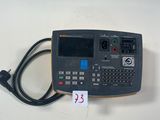 une image représentant une calculatrice posée sur une table blanche