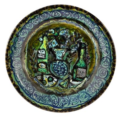 une assiette bleue et verte sur laquelle figure l'image d'un homme à cheval