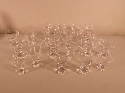 un grand nombre de verres posés sur une table