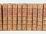 une pile de sept vieux livres empilés les uns sur les autres