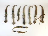 a lot of different types of knives on the table