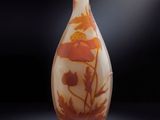 un vase orange et blanc posé sur une table