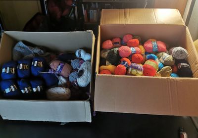 deux boîtes de laine posées par terre l'une à côté de l'autre