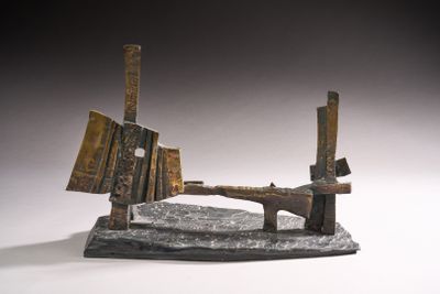 sculpture représentant un morceau de bois d'où sort un autre morceau de bois sur le côté