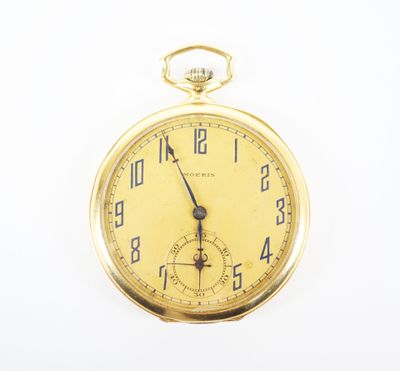 une image d'une montre de poche en gros plan sur une surface blanche