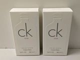 deux flacons de parfum CK One posés l'un sur l'autre