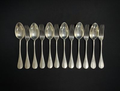 un ensemble de six fourchettes et cuillères en métal argenté sur fond noir