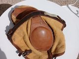 une assiette blanche recouverte d'un sac en papier brun et d'une paire de chaussures