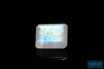 une image représentant une pierre blanche sur laquelle brille une lumière bleue et jaune