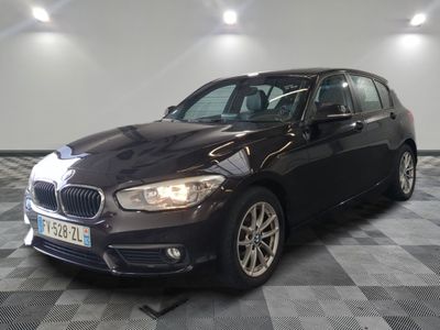 une photo d'une BMW Série 1 noire dans un showroom