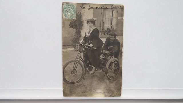 La Souterraine : Sage-Femme sur son tricycle (Dos non divisé). Ca...