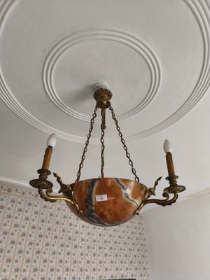 un lustre suspendu au plafond d'une pièce