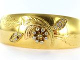 une image d'un gros plan d'une bague en or sur un fond blanc