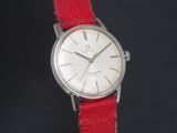une image montrant un gros plan d'une montre-bracelet avec un bracelet rouge