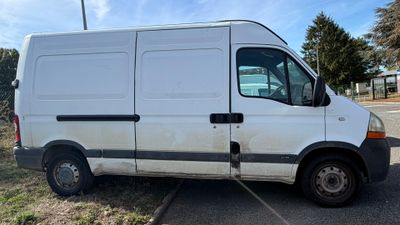 une camionnette blanche garée sur le bord de la route