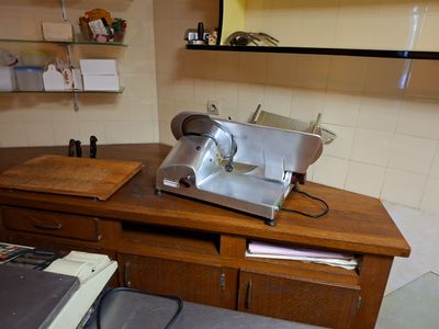une machine posée sur le comptoir d'une cuisine