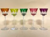 quatre verres à vin sont alignés sur une table