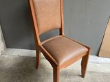 chaise de salle à manger en cuir marron avec structure et assise en bois