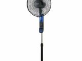 un ventilateur sur pied noir sur fond blanc