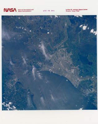 une image satellite d'une ville et d'un plan d'eau